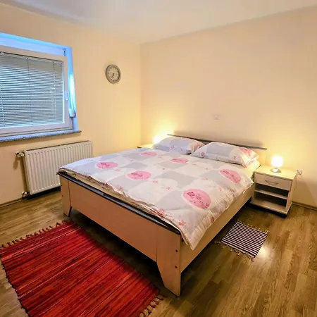 At Granny's מריבור